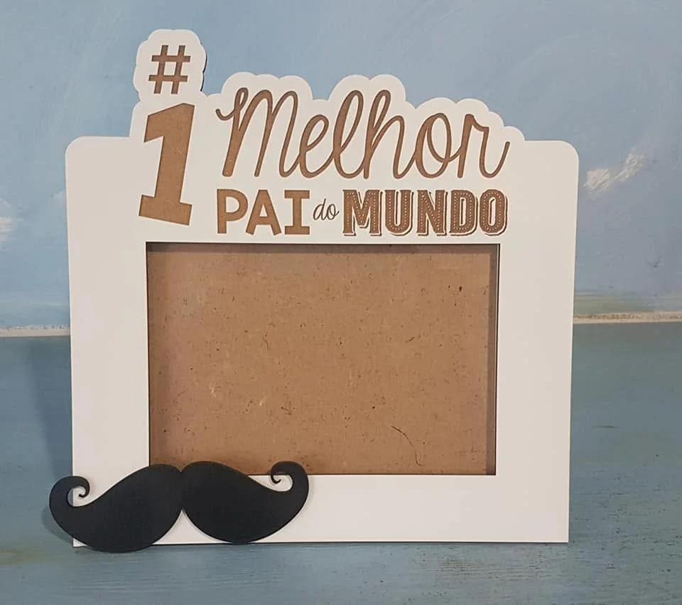 Moldura com espaço para fotografia e elementos personalizados para guardar uma memória.