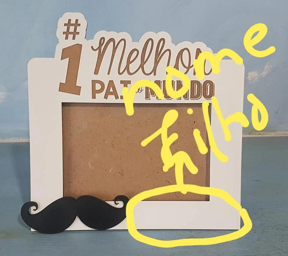 Moldura com espaço para fotografia e elementos personalizados para guardar uma memória.
