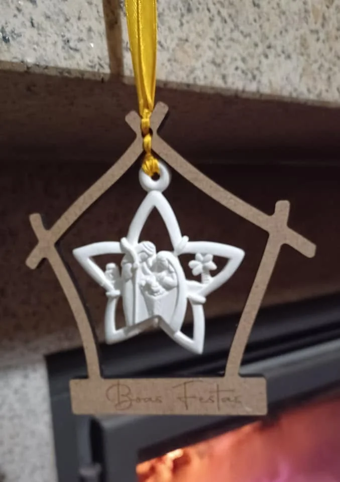 Enfeites com nomes, mensagens ou ilustrações para decorar a árvore e oferecer no Natal.