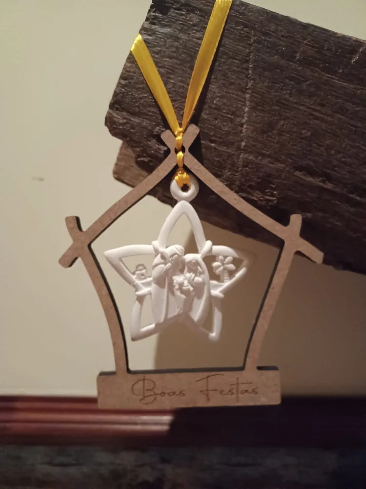 Enfeites com nomes, mensagens ou ilustrações para decorar a árvore e oferecer no Natal.