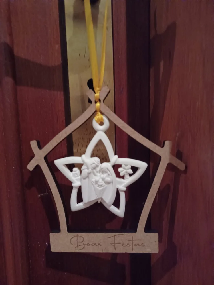 Enfeites com nomes, mensagens ou ilustrações para decorar a árvore e oferecer no Natal.