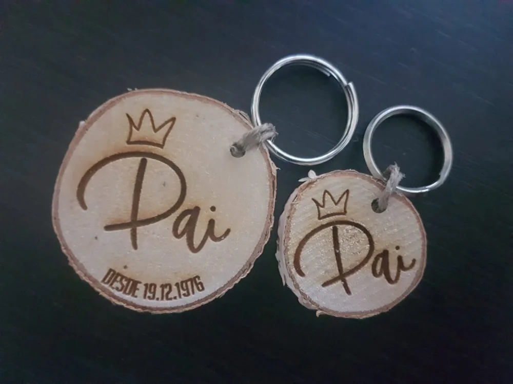 Porta-chaves com forma, mensagem ou imagem personalizada.