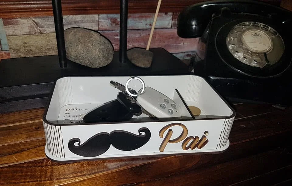 Caixa com mensagem e elementos decorativos personalizados.