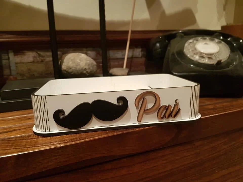 Caixa com mensagem e elementos decorativos personalizados.