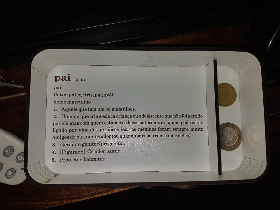 Bandeja com mensagem para reunir chaves e pequenos objetos.