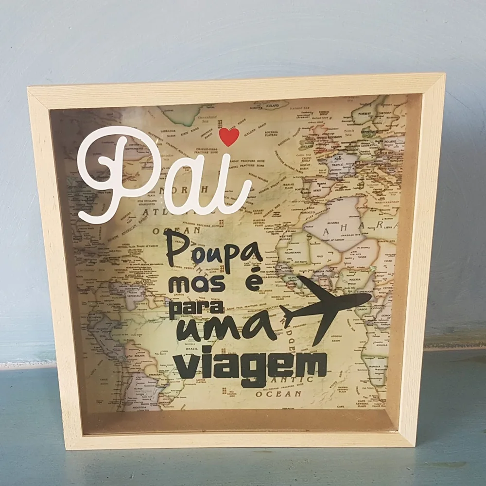 Moldura com espaço para fotografia e elementos personalizados para guardar uma memória.