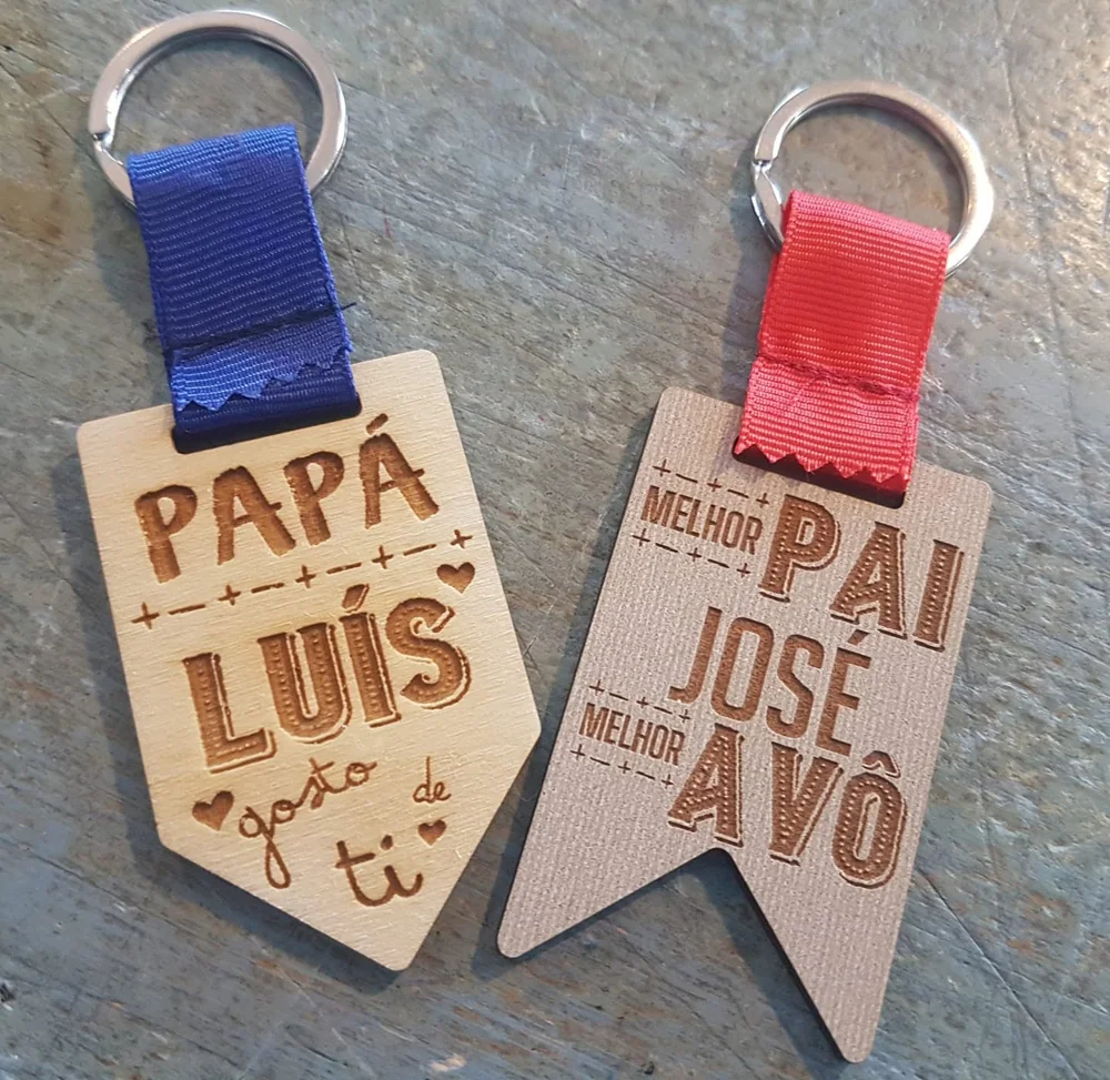 Porta-chaves com forma, mensagem ou imagem personalizada.