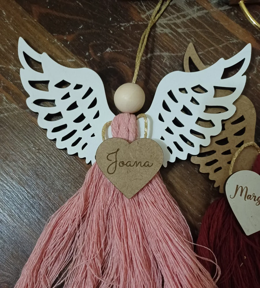 Peça personalizada com elementos pendentes, fios ou detalhes decorativos.