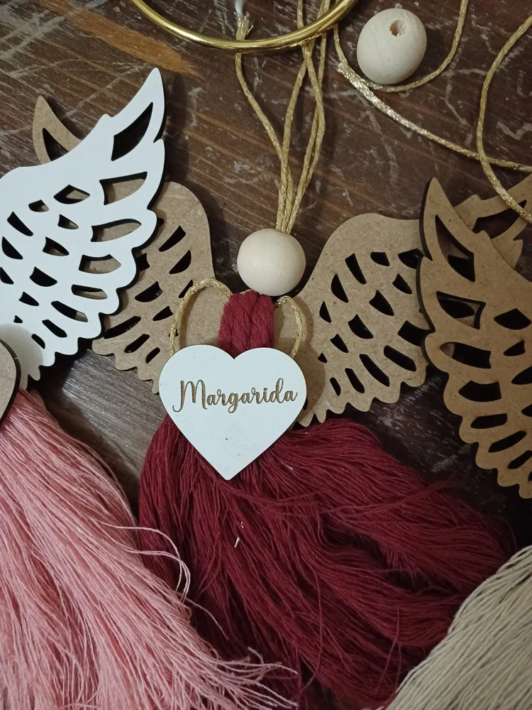 Peça personalizada com elementos pendentes, fios ou detalhes decorativos.
