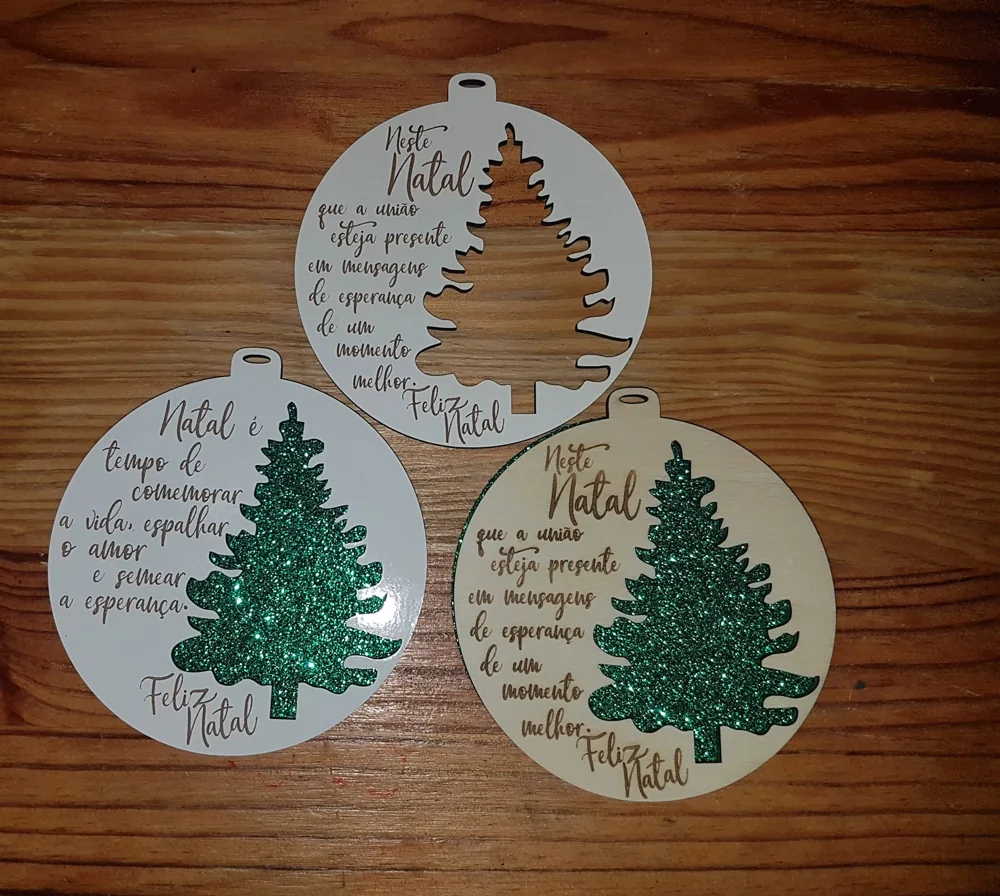Enfeites com nomes, mensagens ou ilustrações para decorar a árvore e oferecer no Natal.