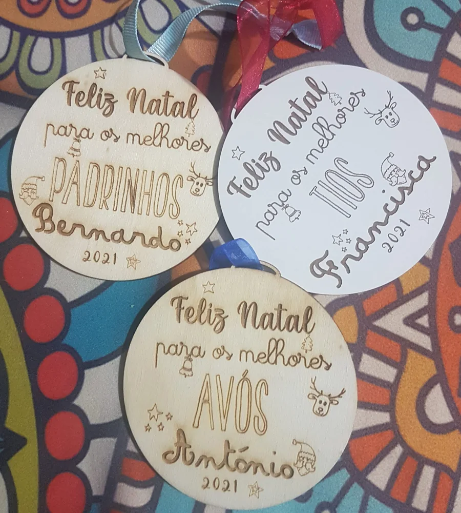 Enfeites com nomes, mensagens ou ilustrações para decorar a árvore e oferecer no Natal.