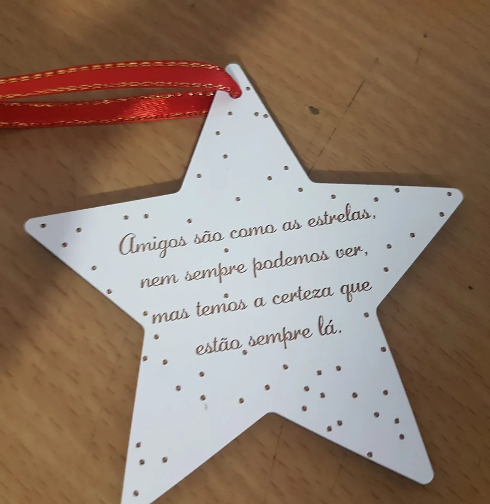 Peça com dedicatória, mensagem ou dados personalizados para assinalar uma ocasião.