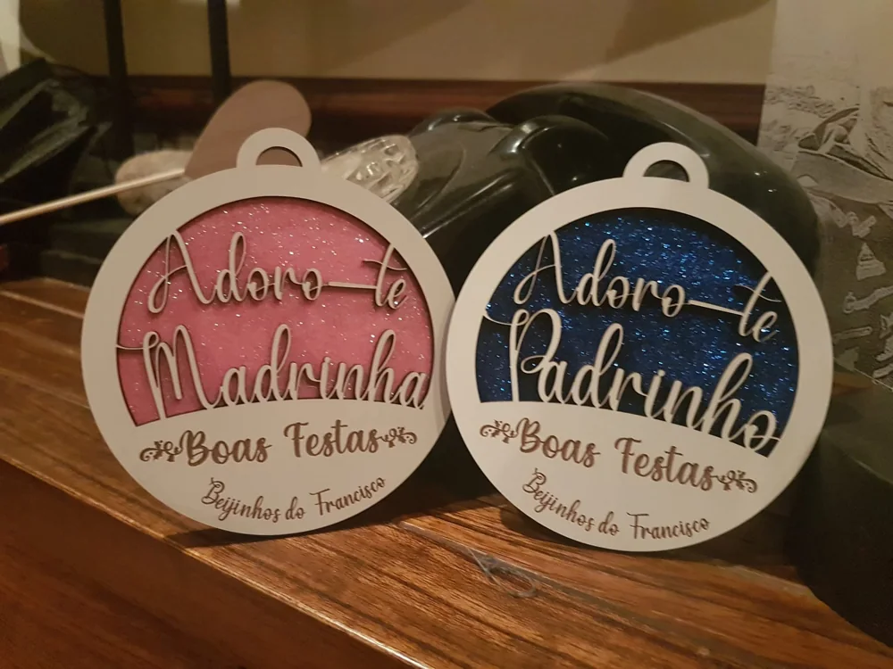 Enfeites com nomes, mensagens ou ilustrações para decorar a árvore e oferecer no Natal.