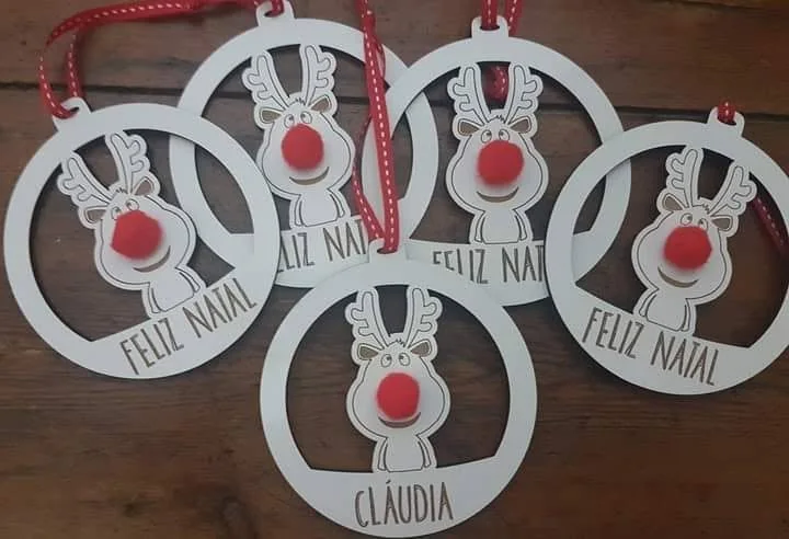 Enfeites com nomes, mensagens ou ilustrações para decorar a árvore e oferecer no Natal.