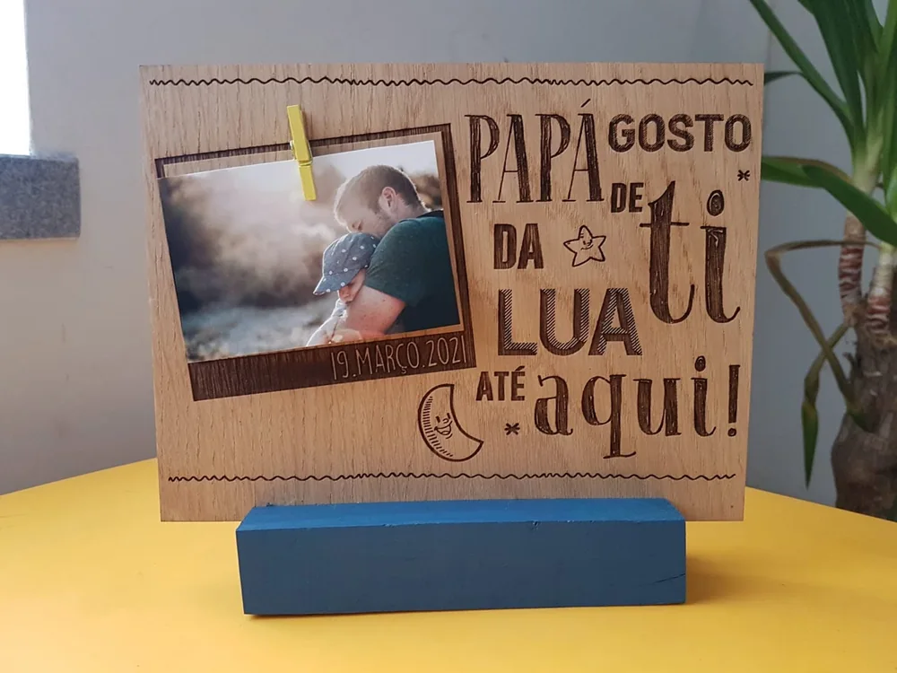 Moldura com espaço para fotografia e elementos personalizados para guardar uma memória.