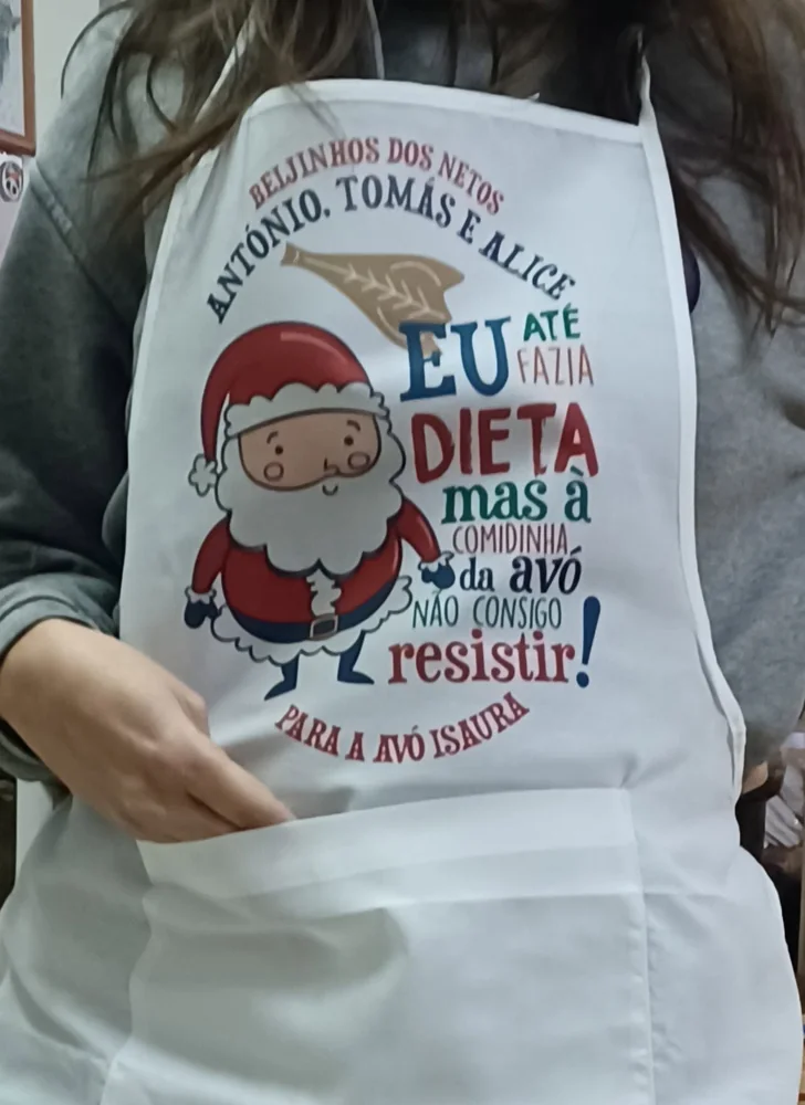 Avental com impressão ou mensagem personalizada para oferecer.
