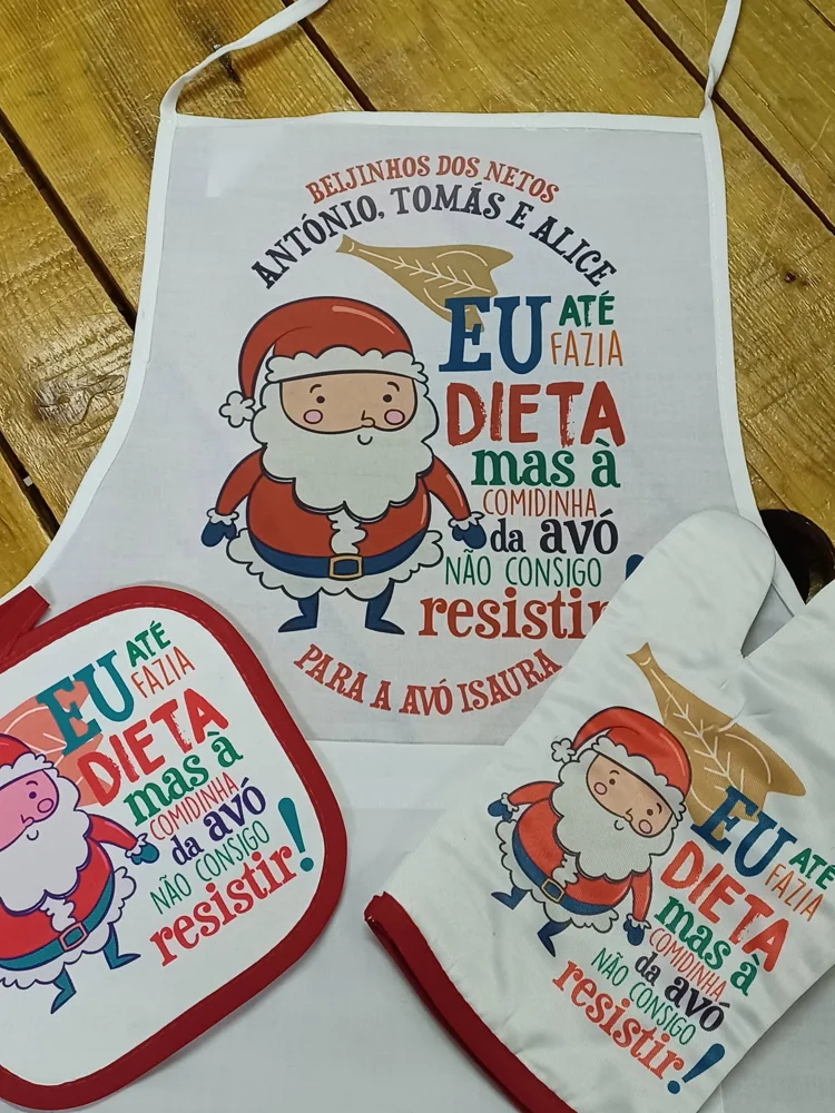 Artigos coordenados de cozinha com mensagens e ilustrações personalizadas.