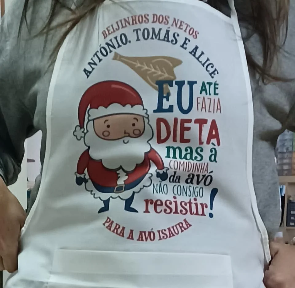 Artigos coordenados de cozinha com mensagens e ilustrações personalizadas.