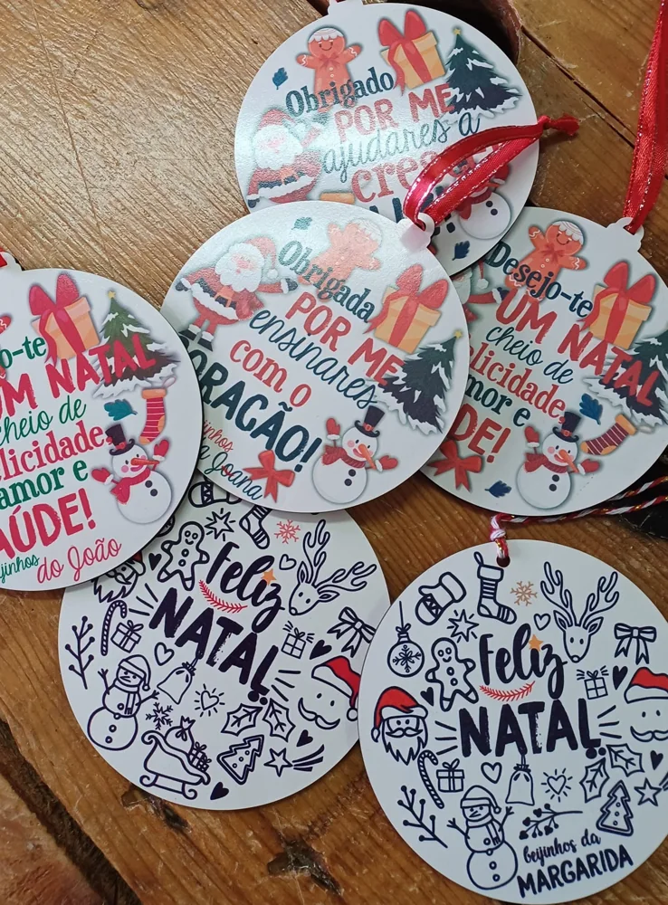 Enfeites com nomes, mensagens ou ilustrações para decorar a árvore e oferecer no Natal.