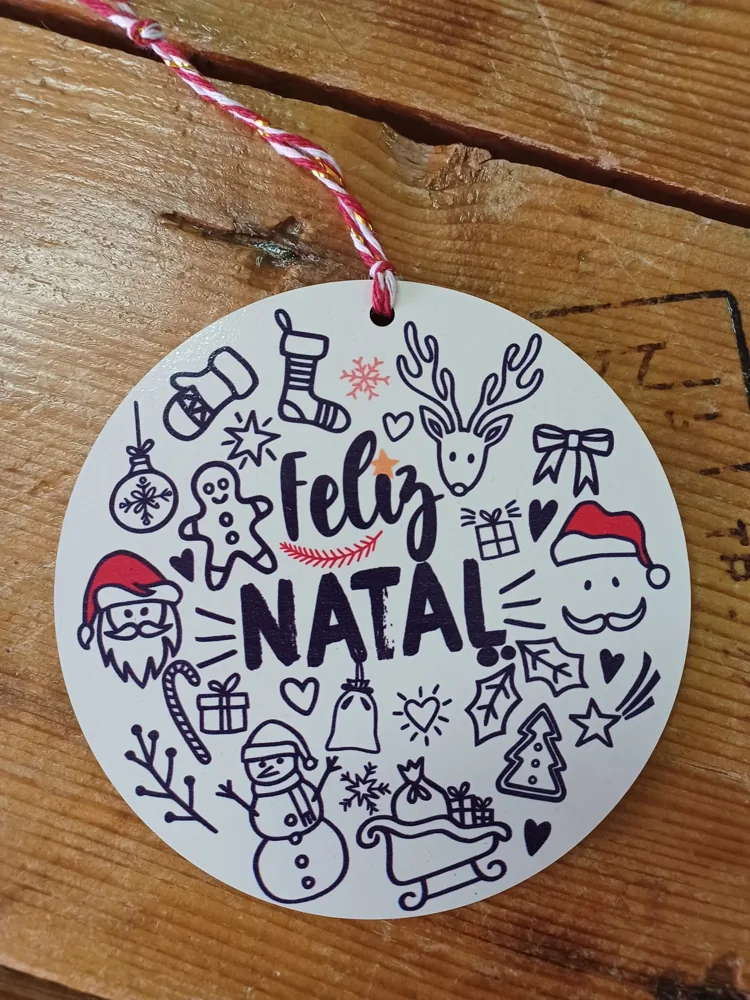 Enfeites com nomes, mensagens ou ilustrações para decorar a árvore e oferecer no Natal.