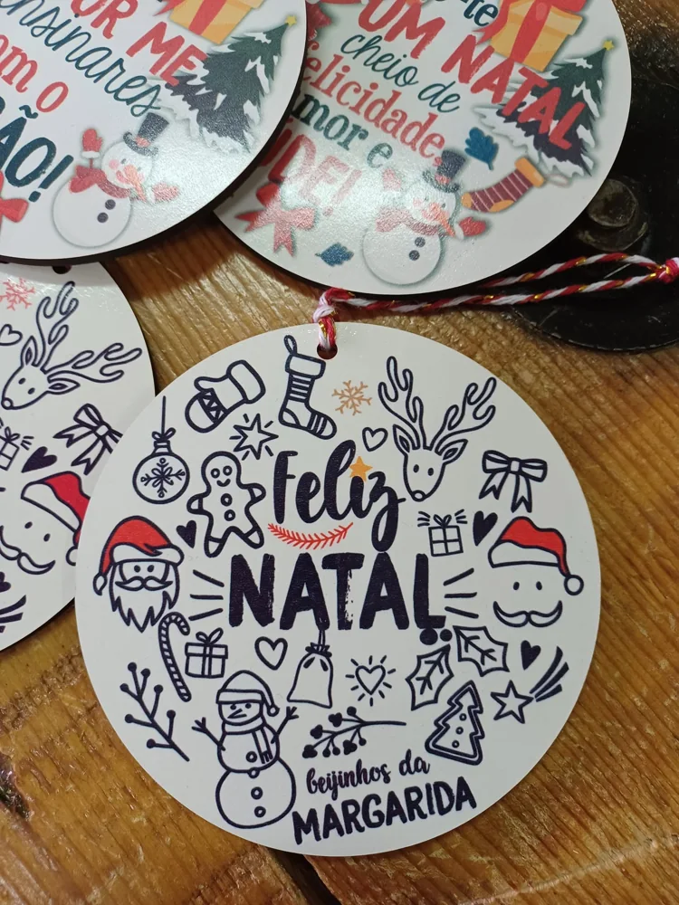 Enfeites com nomes, mensagens ou ilustrações para decorar a árvore e oferecer no Natal.