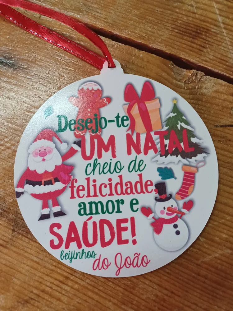 Enfeites com nomes, mensagens ou ilustrações para decorar a árvore e oferecer no Natal.