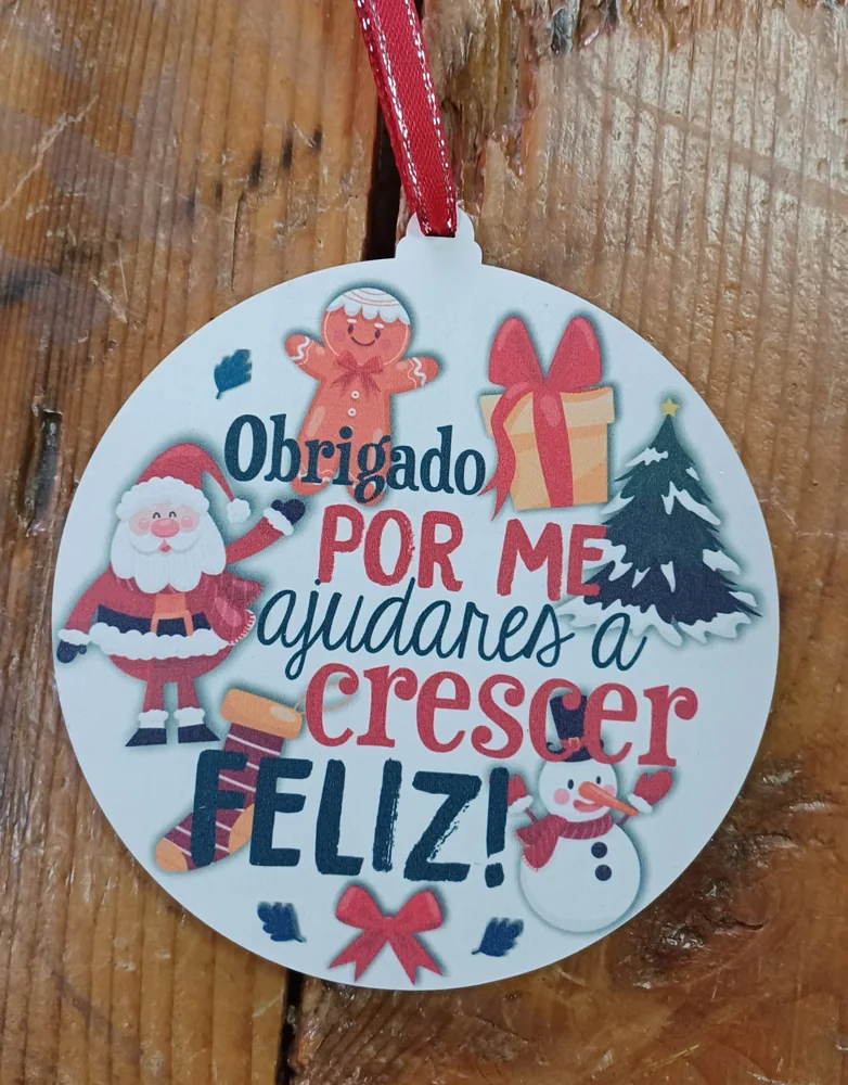 Enfeites com nomes, mensagens ou ilustrações para decorar a árvore e oferecer no Natal.