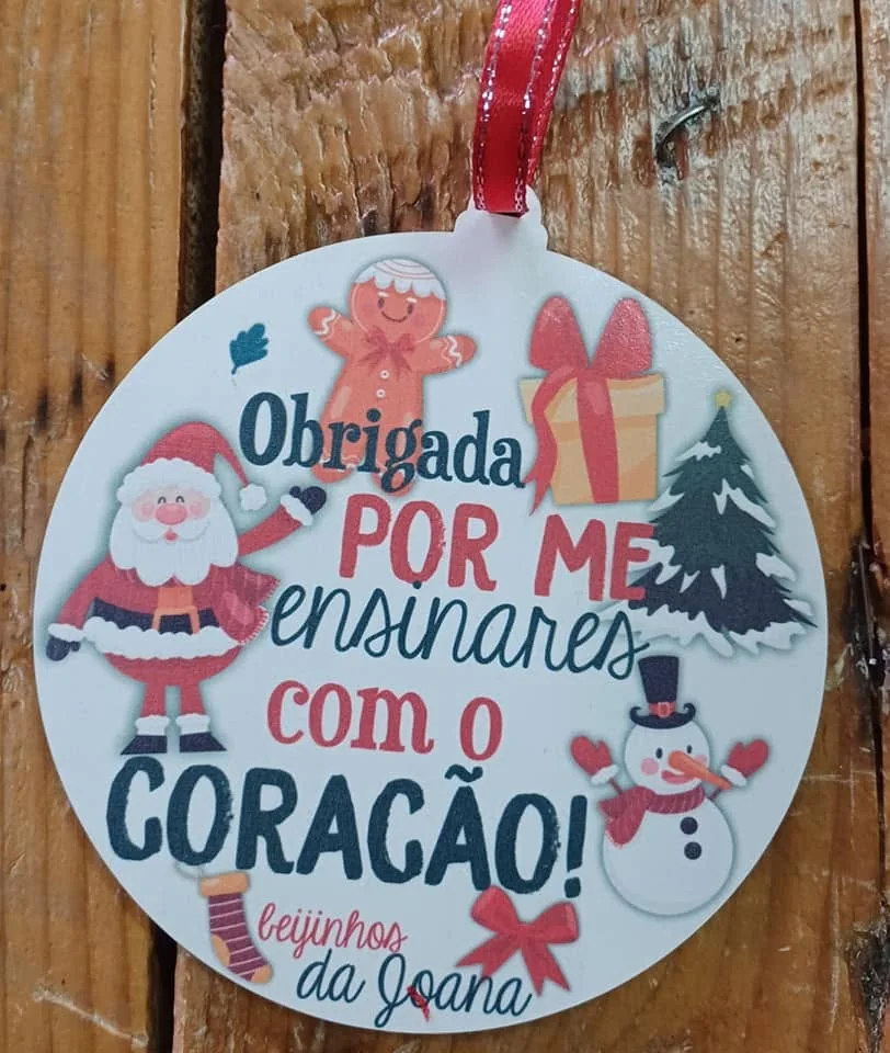 Enfeites com nomes, mensagens ou ilustrações para decorar a árvore e oferecer no Natal.