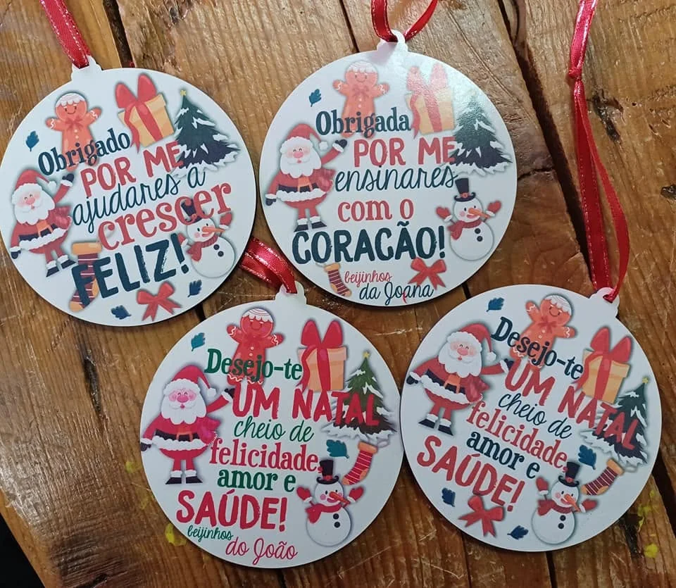 Enfeites com nomes, mensagens ou ilustrações para decorar a árvore e oferecer no Natal.