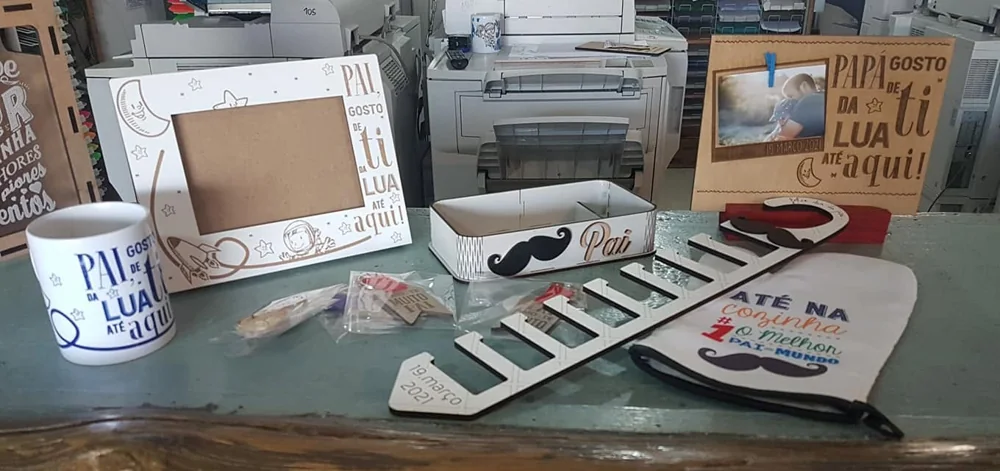 Moldura com espaço para fotografia e elementos personalizados para guardar uma memória.