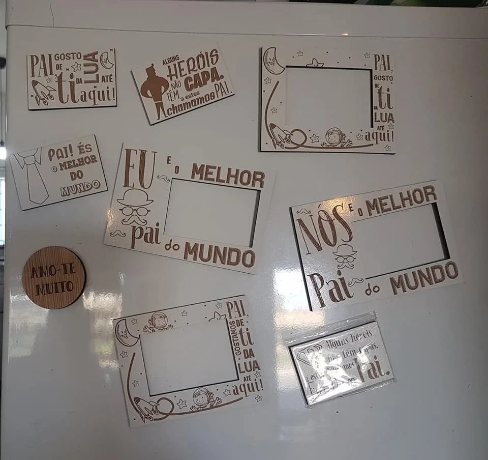 Moldura com espaço para fotografia e elementos personalizados para guardar uma memória.