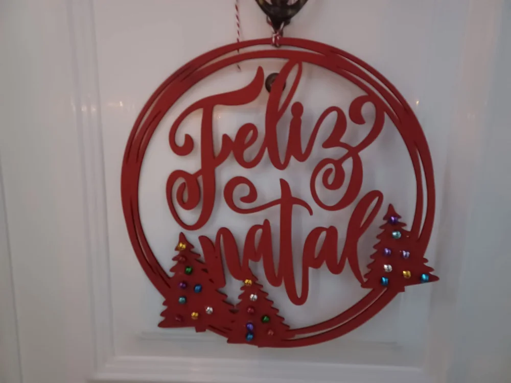 Enfeites com nomes, mensagens ou ilustrações para decorar a árvore e oferecer no Natal.
