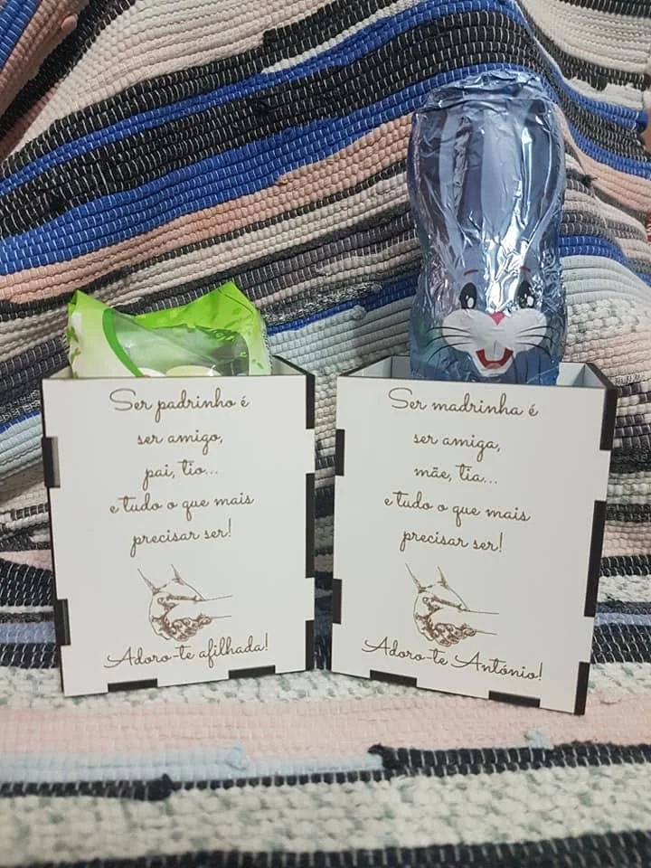 Peça com dedicatória, mensagem ou dados personalizados para assinalar uma ocasião.