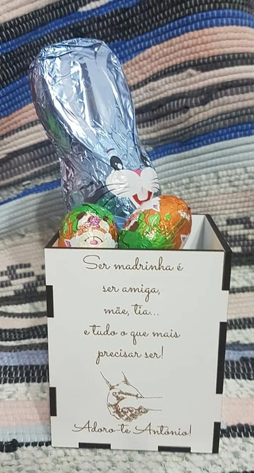 Peça com dedicatória, mensagem ou dados personalizados para assinalar uma ocasião.