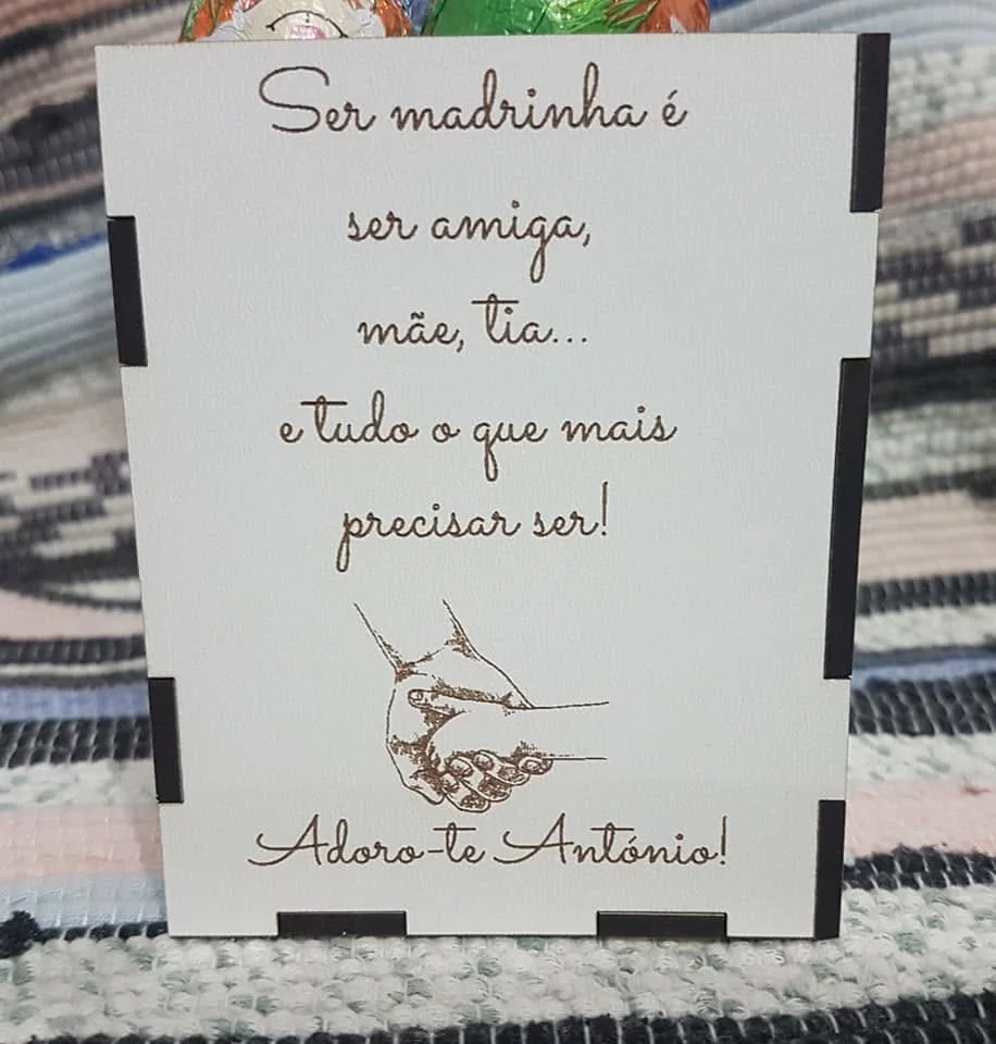 Peça com dedicatória, mensagem ou dados personalizados para assinalar uma ocasião.