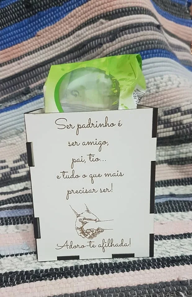 Peça com dedicatória, mensagem ou dados personalizados para assinalar uma ocasião.
