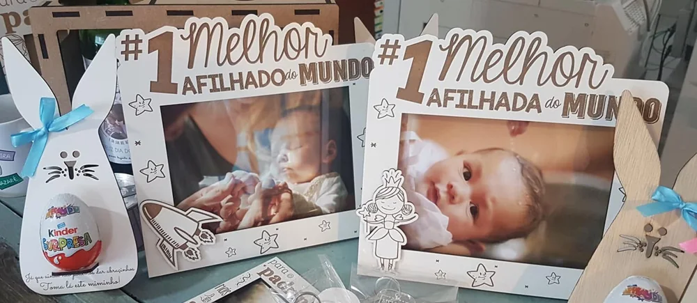 Moldura com espaço para fotografia e elementos personalizados para guardar uma memória.
