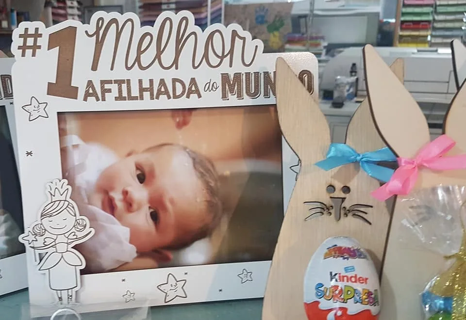 Moldura com espaço para fotografia e elementos personalizados para guardar uma memória.