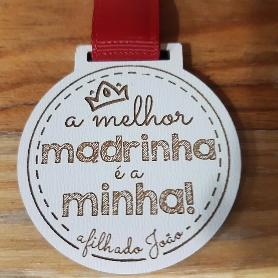 Peças com mensagens e desenhos personalizados, apresentadas em diferentes versões.