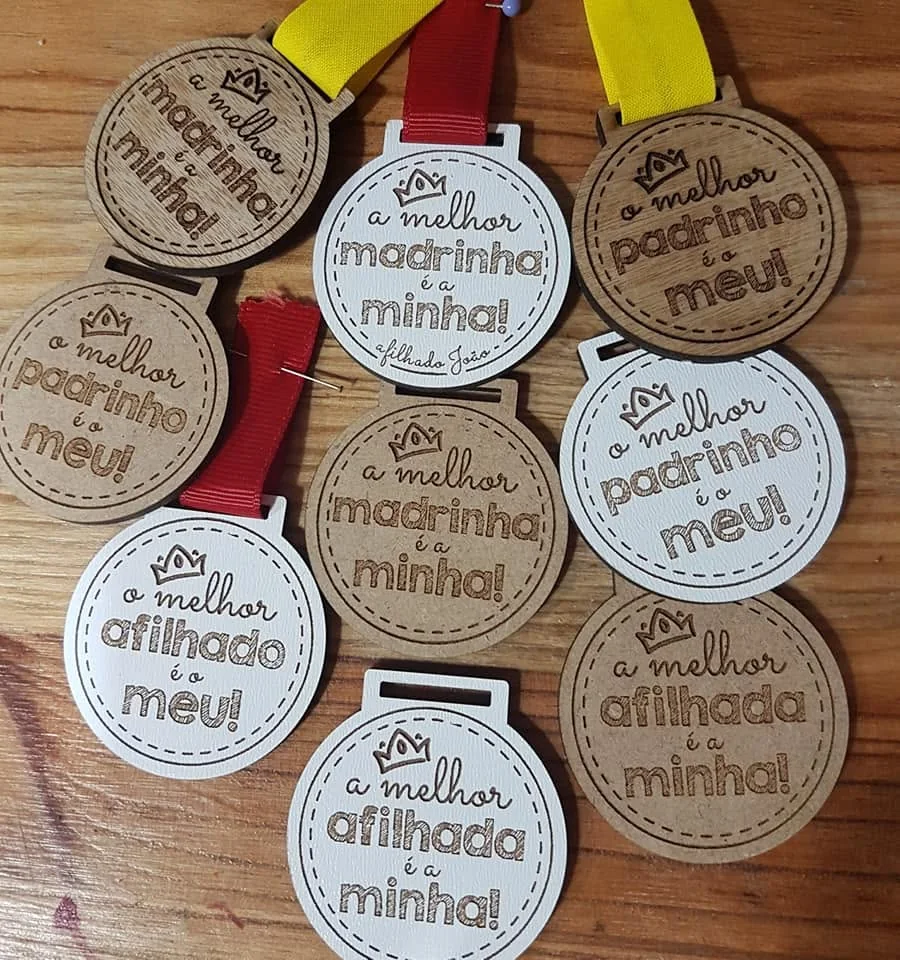 Peças com mensagens e desenhos personalizados, apresentadas em diferentes versões.
