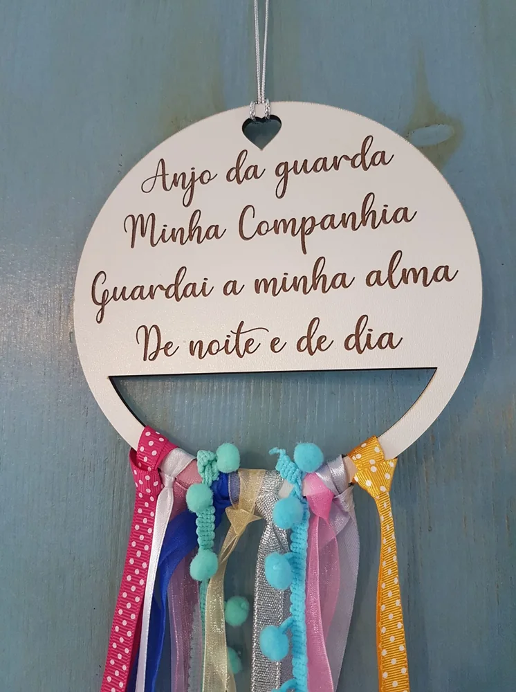 Peça decorativa com recorte, mensagem ou ilustração, preparada para pendurar ou expor.