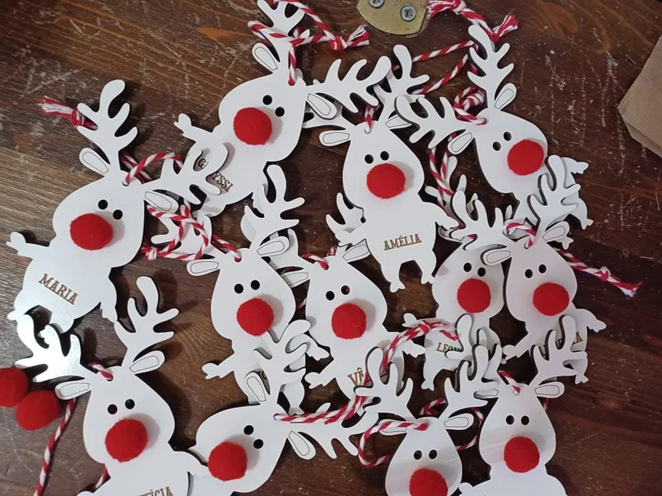 Enfeites com nomes, mensagens ou ilustrações para decorar a árvore e oferecer no Natal.