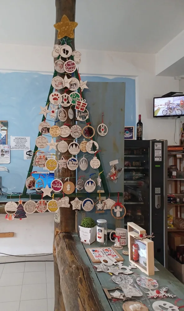 Enfeites com nomes, mensagens ou ilustrações para decorar a árvore e oferecer no Natal.