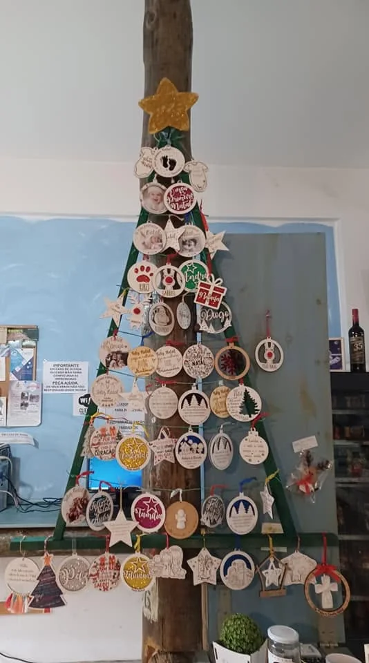Enfeites com nomes, mensagens ou ilustrações para decorar a árvore e oferecer no Natal.