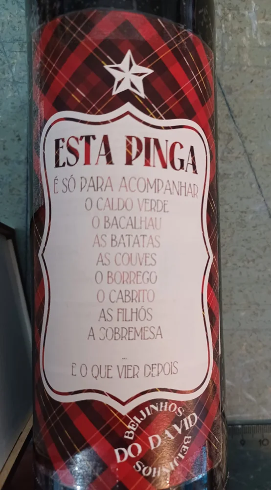 Garrafa apresentada com rótulo ou mensagem personalizada.