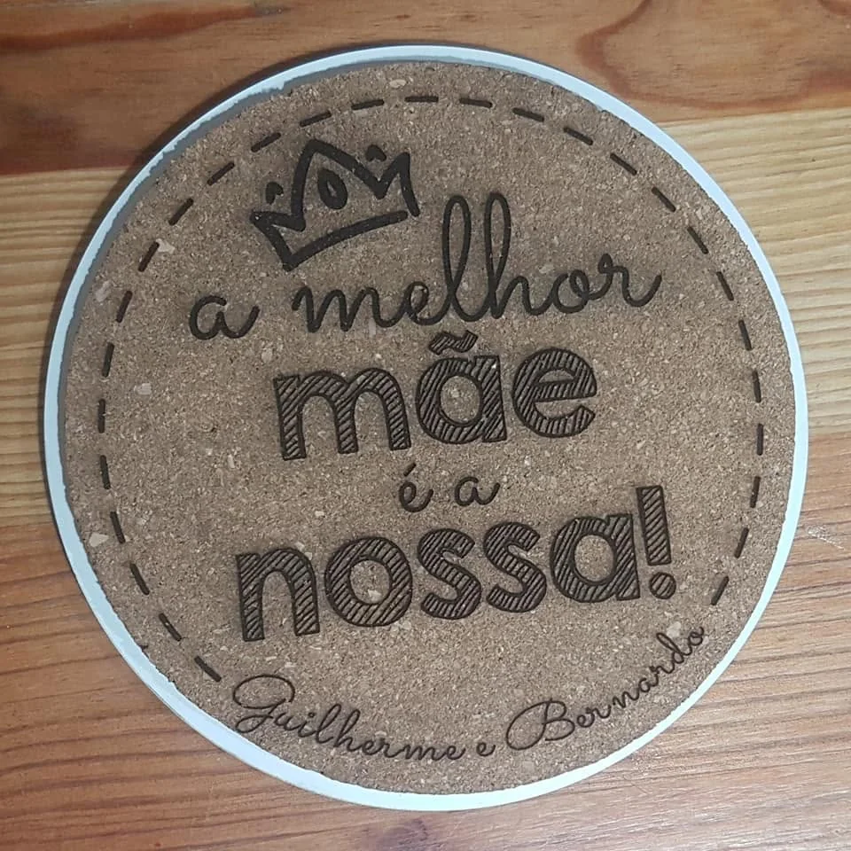 Peças com mensagens e desenhos personalizados, apresentadas em diferentes versões.