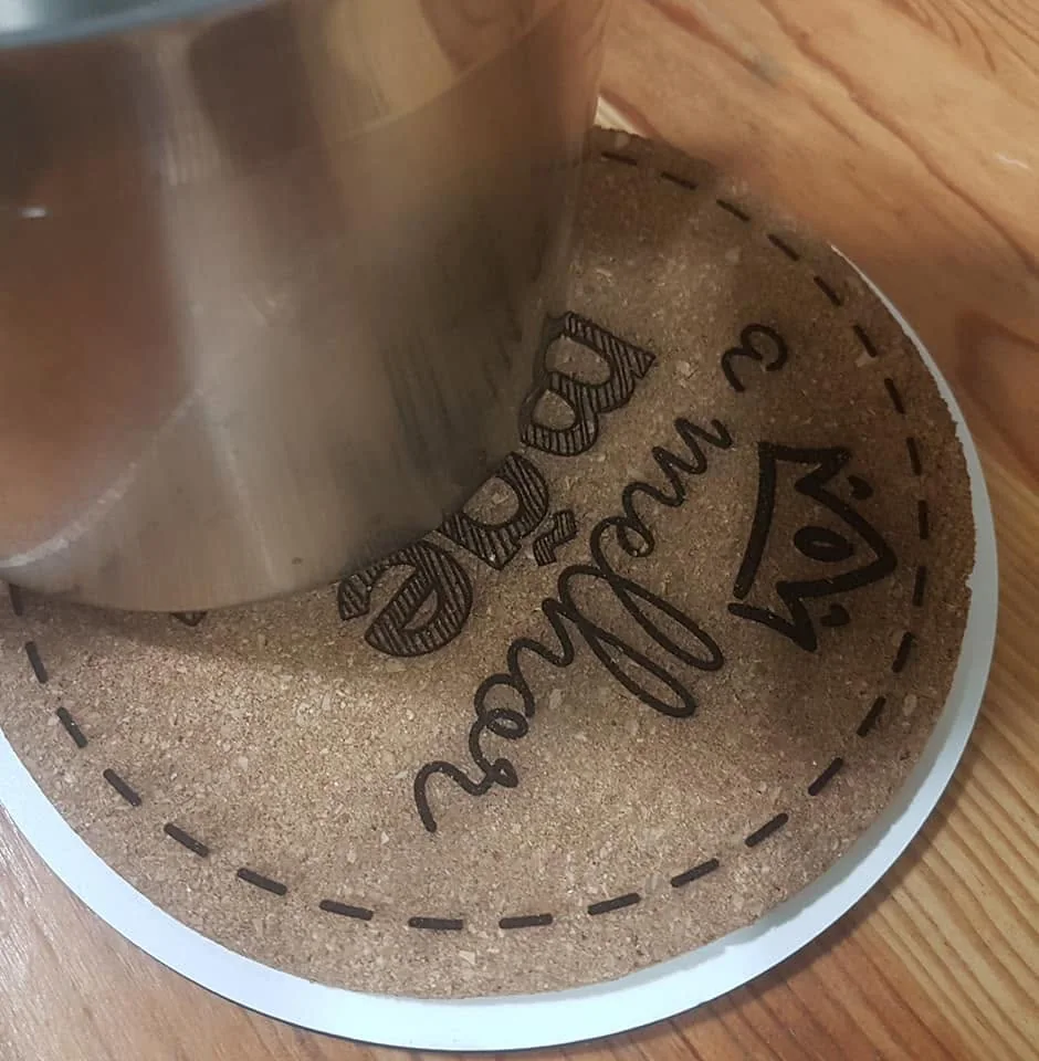 Peças com mensagens e desenhos personalizados, apresentadas em diferentes versões.