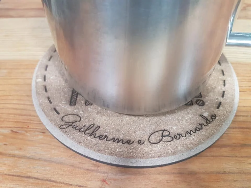 Peças com mensagens e desenhos personalizados, apresentadas em diferentes versões.