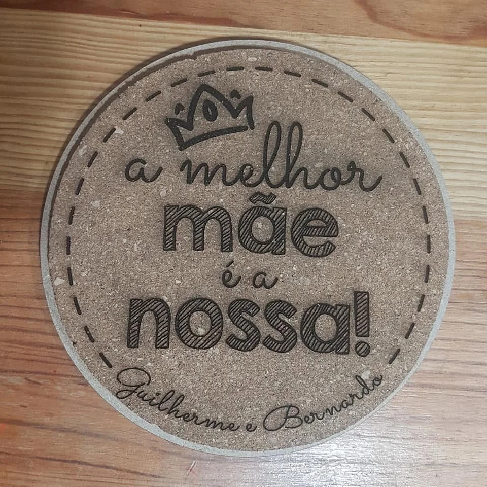 Peças com mensagens e desenhos personalizados, apresentadas em diferentes versões.