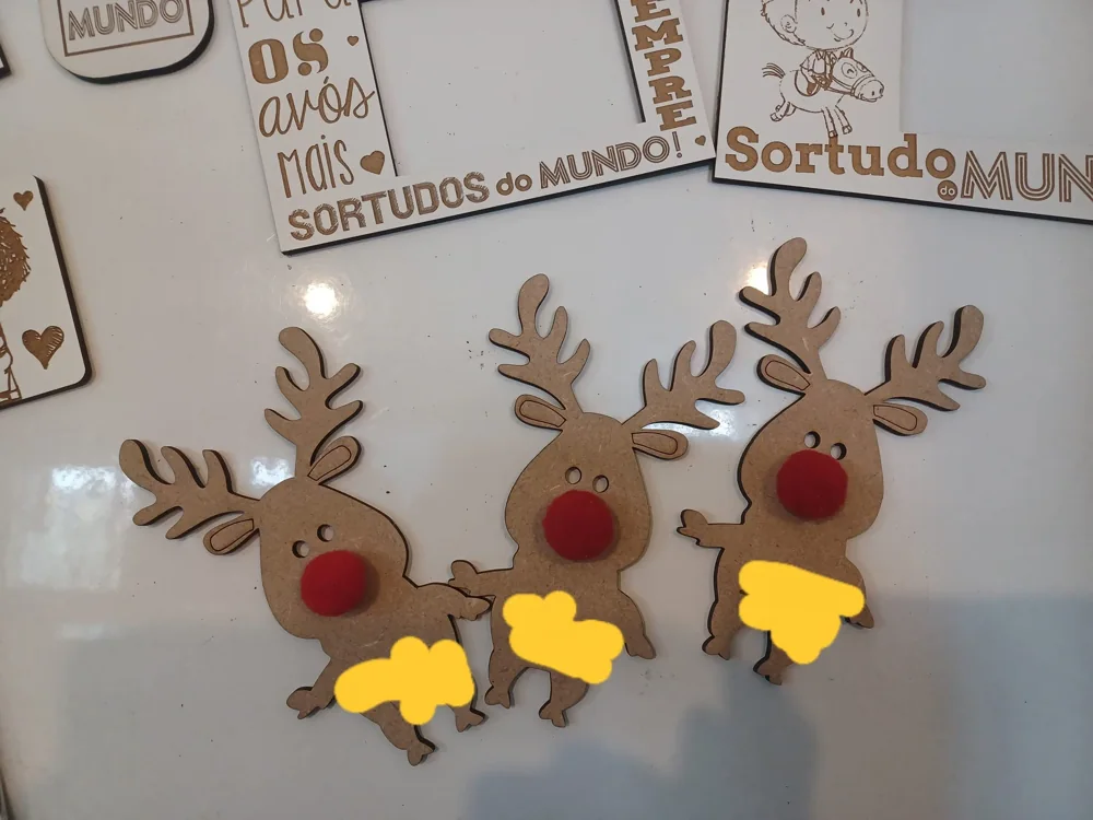 Enfeites com nomes, mensagens ou ilustrações para decorar a árvore e oferecer no Natal.
